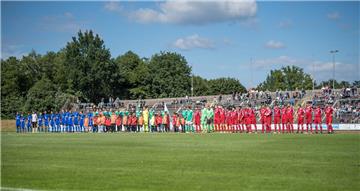 Beim Blitzturnier waren Mannschaften vom FC Eintracht Cuxhaven, OSC Bremerhaven und Spieler von Werder Bremen mit dabei. Vor Spielbeginn stellten sich die Mannschaften der drei Fußballclubs für die Fans im Stadion auf. Foto: Hartmann