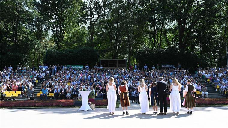Wiesmoor hat eine neue Blütenkönigin Beim Blütenfest im ostfriesischen Wiesmoor wählt das Publikum die neue Blütenkönigin und zwei Prinzessinen. Drei junge Frauen bilden das neue Blütenkönigshaus.