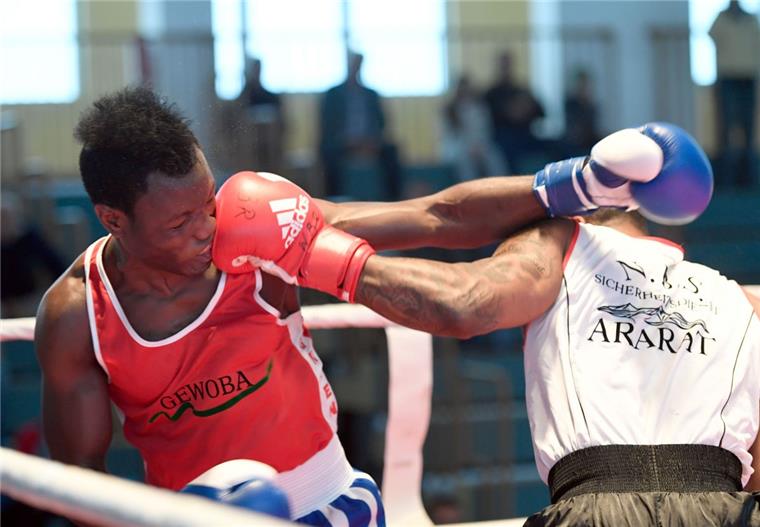 Ring frei!!! Boxen am Karfreitag gehört in Bremerhaven zur guten Tradition #isso Beim Boxen in der Kolbhalle gibt's harte und faire Kämpfe.