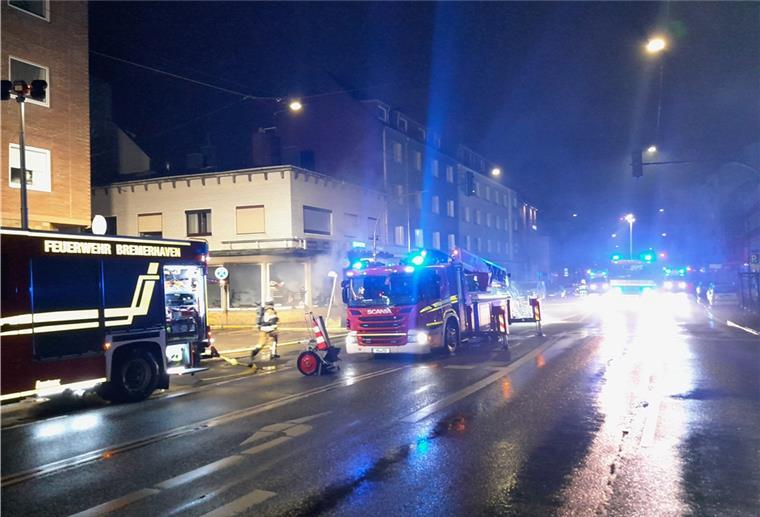 Bremerhaven: Feuerwehr löscht Brand in Shisha-Bar Beim Brand der Shisha-Bar wurde niemand verletzt.