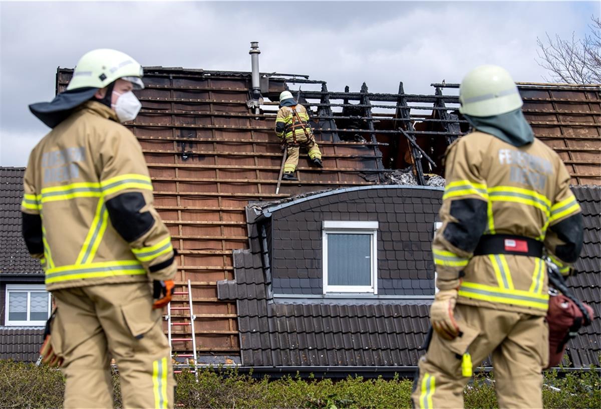 Beim Brand eines Einfamilienhauses in Bremen sind vier Menschen getötet worden. 