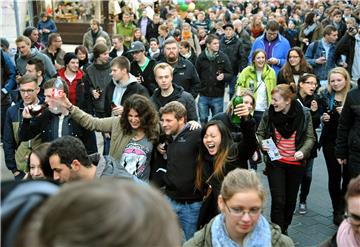 Beim Bürger-Move ziehen auch in dieser Woche wieder Hunderte Studenten von der Großen Kirche zur "Alten Bürger". Die Veranstaltung zählt zu den Höhepunkten in der Ersti-Woche an der Hochschule Bremerhaven.