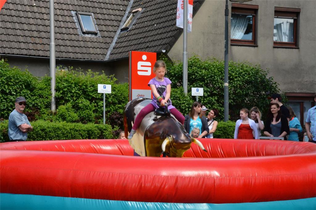 Beim Bullenreiten ließen die Kinder sich nicht so schnell abwerfen. Foto: Seelbach