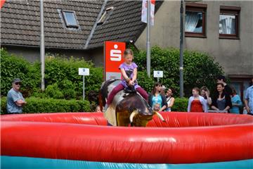 Beim Bullenreiten ließen die Kinder sich nicht so schnell abwerfen. Foto: Seelbach