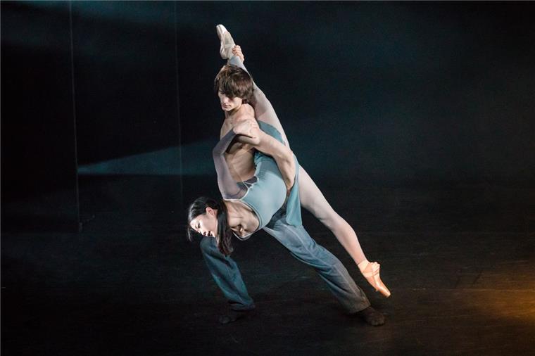 Nordholz: So schön war das Gastspiel des Bundesjugendballetts Beim Bundesjugendballett von John Neumeier sind alle acht Tänzer - hier Natsuka Abe und Artem Prokopchuk - sowohl als Solisten als auch als Gruppentänzer zu erleben.
