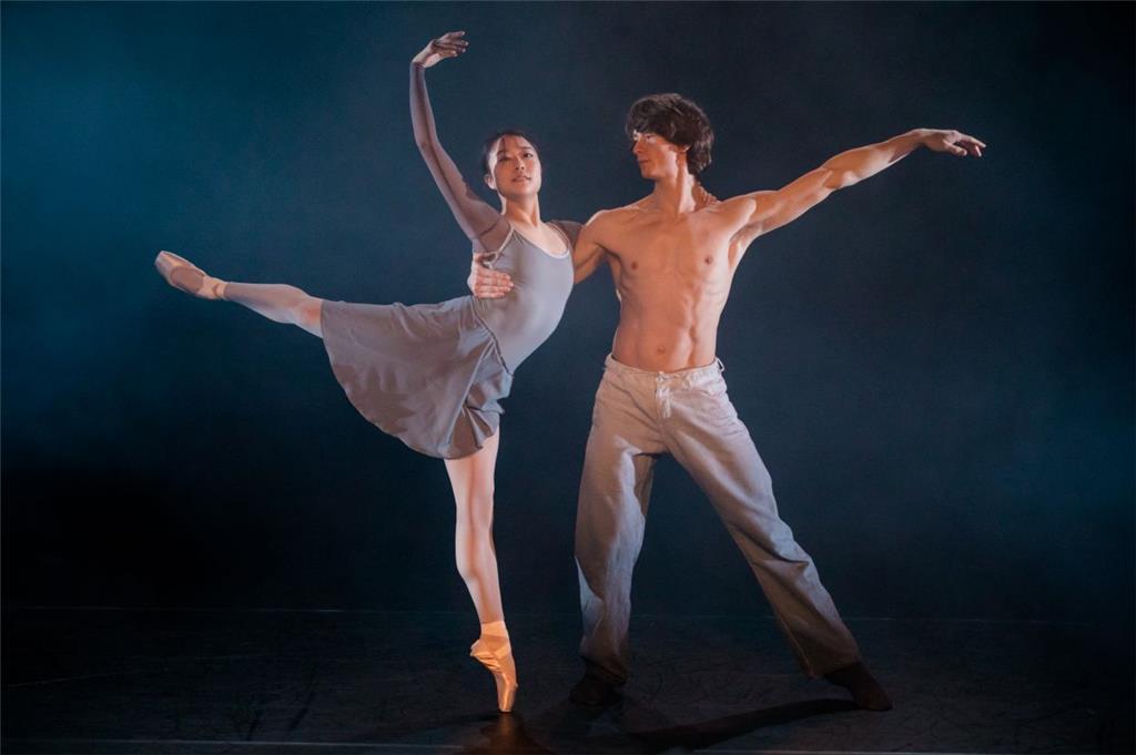 Beim Bundesjugendballett von John Neumeier sind alle acht Tänzer - hier Natsuka ...