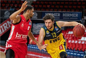 Zwei Männer spielen Basketball.