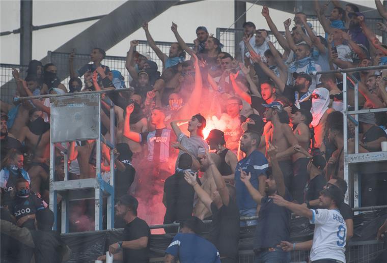 Polizei-Gewerkschaft besorgt über Gewalt bei Fußball-Spielen Olympique Marseille - Eintracht Frankfurt, Gruppenphase, Gruppe Im Marseille-Block leuchtet eine Pyrofackel, die von Eintrachtultras geworfen wurde.