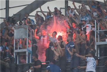 Olympique Marseille - Eintracht Frankfurt, Gruppenphase, Gruppe  Im Marseille-Block leuchtet eine Pyrofackel, die von Eintrachtultras geworfen wurde.