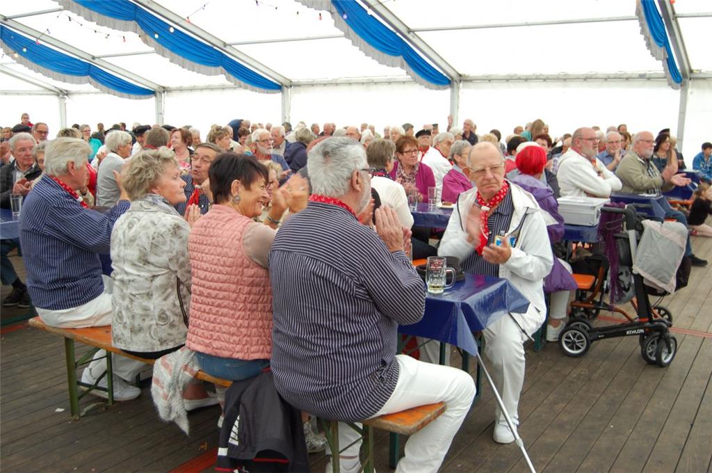 Beim Chor-Festival war das große Zelt voll besetzt. Foto: Heß