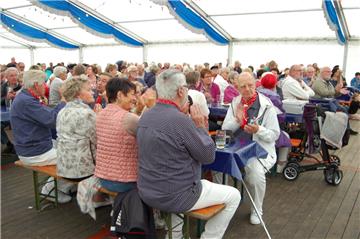 Beim Chor-Festival war das große Zelt voll besetzt. Foto: Heß