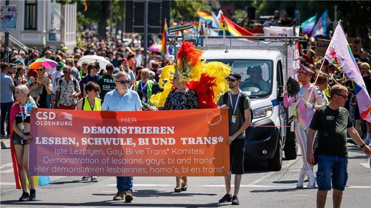 Tausende bei CSD in Oldenburg und Hildesheim Beim Christopher Street Day in Oldenburg haben rund 10.000 Menschen ein buntes und starkes Zeichen für die Rechte und die Freiheit aller Menschen gesetzt.