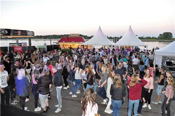 Beim Clubbing am Sonnabend an der Stadtkaje herrschte gute Stimmung. 
