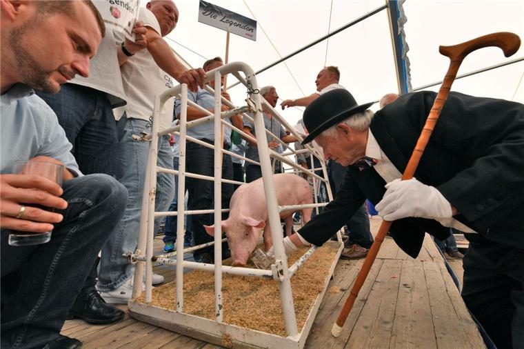 Zusammengefasst! Das war der Montag im nord24-Land Beim Dedesdorfer Markt mit Schweinemarkt wurde die Sau Jolanthe am Montag versteigert.