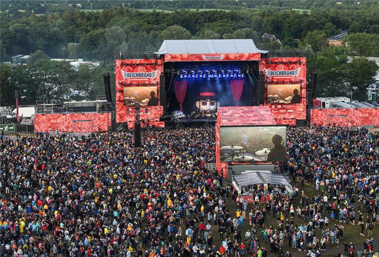 Beim Deichbrand-Festival haben rund 60.000 Besucher und Besucherinnen gefeiert - Der offizielle Aftermovie weckt Erinnerungen daran.