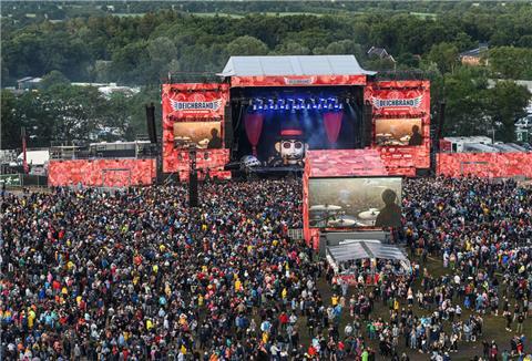 Beim Deichbrand-Festival haben rund 60.000 Besucher und Besucherinnen gefeiert - Der offizielle Aftermovie weckt Erinnerungen daran.