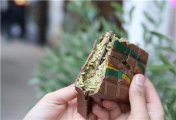 Ein Mann hält Dubai-Schokolade in der Hand. 