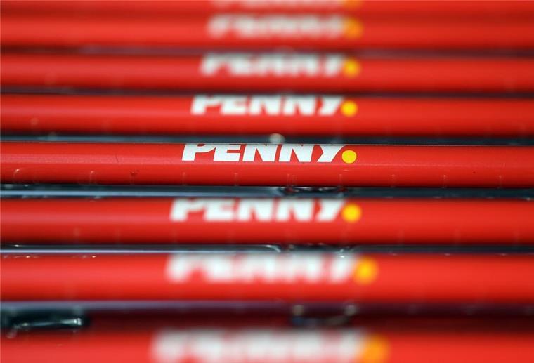 Kuriose Entscheidung: Discounter Penny schafft sich selbst ab Einkaufswagen mit dem Logo des Discounters Penny. Beim Discounter Penny gibt es bald keine Produkte mehr, die Penny im Namen haben.