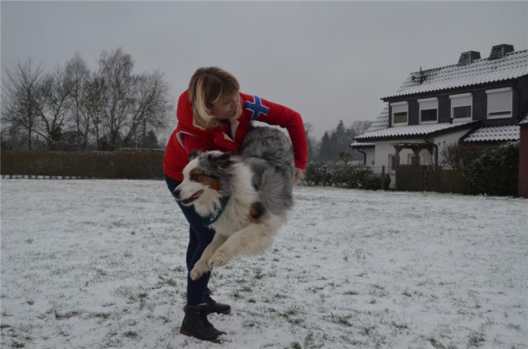 Hier können die Cuxländer mit ihren Hunden tanzen Beim Dogdancing arbeiten Frauchen Beele Hentschel und Hund Kian eng zusammen.