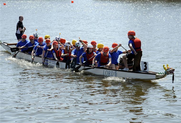Bald steigt wieder der Drachenboot-Cup in Bremerhaven Sportler im Drachenboot.