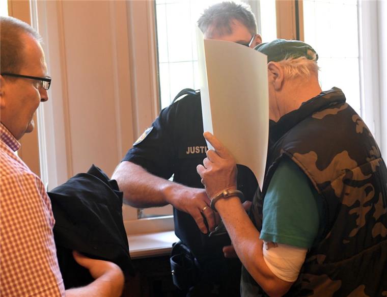 Beim dritten und vierten Prozesstag wegen Kindesmissbrauchs sind eine Polizistin und Gutachter vernommen worden.