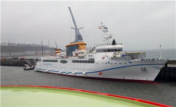 Beim Einlaufen in den Hafen von Helgoland ist das Passagier- und Versorgungsschiff "Helgoland" aus dem Ruder gelaufen.