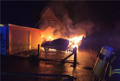 Beim Eintreffen der Feuerwehr stand das Auto in Visselhövede bereits lichterloh in Flammen. Der Gastank drohte zu explodieren.