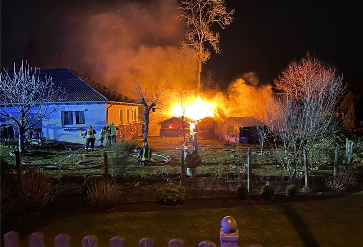 Einsatz in Stotel: Mehrere Gartenhütten stehen in Flammen Mehrere Gartenhütten stehen in Flammen.