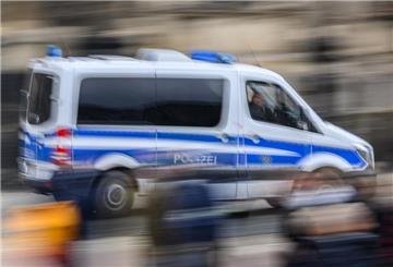 ARCHIV - 21.03.2023, Sachsen, Dresden: Ein Polizeiauto fährt am Vormittag in der Altstadt über den Theaterplatz. (Aufnahme mit langer Belichtungszeit) (zu dpa: «Das Post-Covid-Syndrom hat auch die Jugendkriminalität erfasst») Foto: Robert Michael/dpa +++ dpa-Bildfunk +++