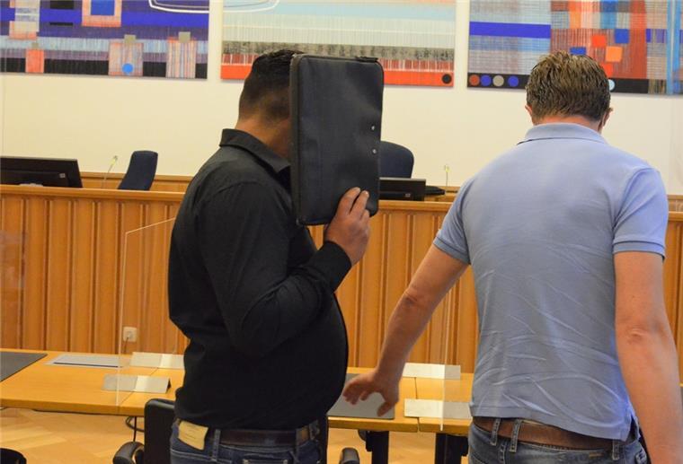 Zeven: Totschlagsprozess nach Attacke mit Auto Beim Eintreffen im Schwurgerichtssaal des Landgerichts Stade hält sich der Angeklagte K. eine Mappe vors Gesicht.