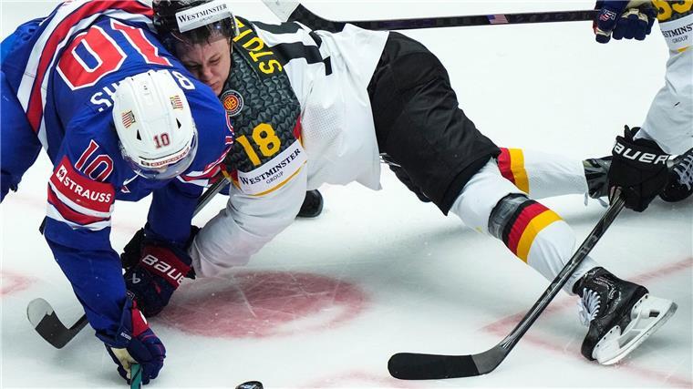 Beim Eishockey wird der Kampf um den Puck auch schon mal ruppig.