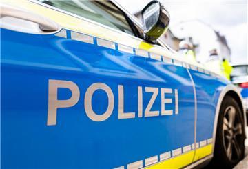 Zwei Einsatzfahrzeuge der Polizei stehen am Straßenrand