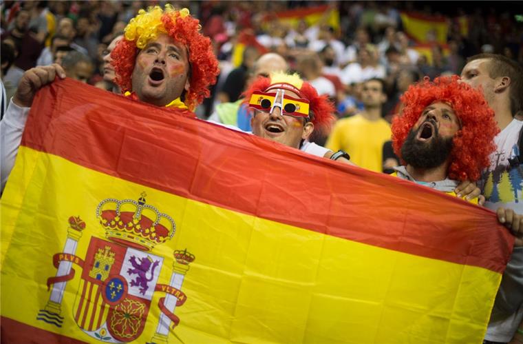Eine der ältesten Hymnen Europas hat keinen offiziellen Text Beim Ertönen der spanischen Hymne müssten die Fans eigentlich schweigen. Das Lied hat nämlich keinen offiziellen Text.