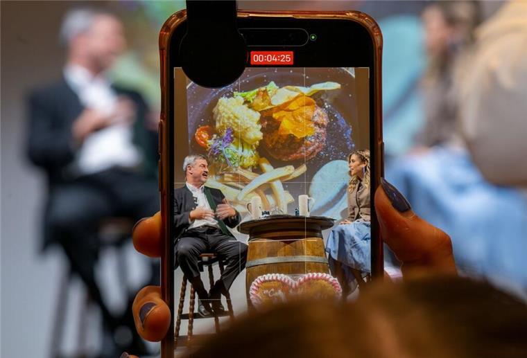 Lust oder Liebe? Cathy Hummels gibt Söder ihre Bühne Beim Essen kommen Söder und Hummels nicht auf einen Nenner.