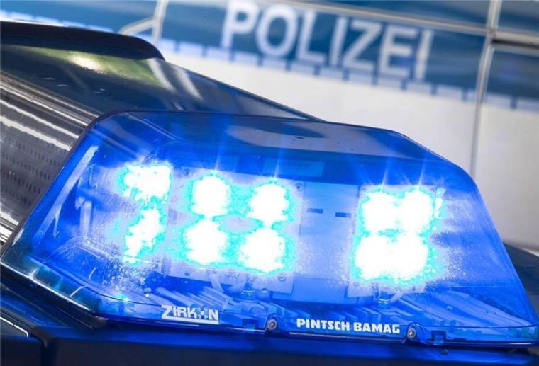 Betrunkene Autofahrerin verursacht Unfall auf der A1 Blaulicht auf Polizeiauto