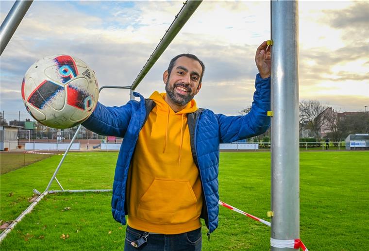 Gustavo Nuñez kam aus Liebe an die Weser Beim FC Sparta Bremerhaven steht Gustavo Ocaranza Nunez im Tor. Der Fußballfan aus Chile ist stolz, dass er zum zweiten Kapitän ernannt wurde. Foto Scheschonka