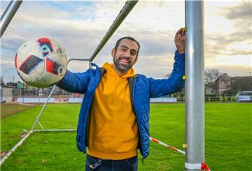 Beim FC Sparta Bremerhaven steht Gustavo Ocaranza Nunez im Tor. Der Fußballfan aus Chile ist stolz, dass er zum zweiten Kapitän ernannt wurde. Foto Scheschonka