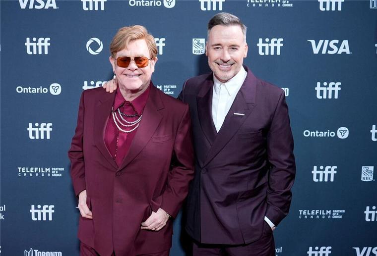 Beim Film „Elton John: Never Too Late“ führte der Ehemann des Popstars, David Furnish, Regie.