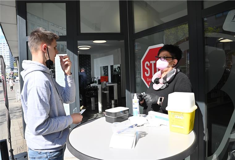 Unterschiedliche Regelungen trotz Bundes-Notbremse Beim Friseursalon „Hauptsache" sind jetzt Corona-Tests möglich - nicht nur für die eigene Kundschaft. Praktikant Chris Gebhard und Evelyn Albers demonstrieren, wie das funktioniert.