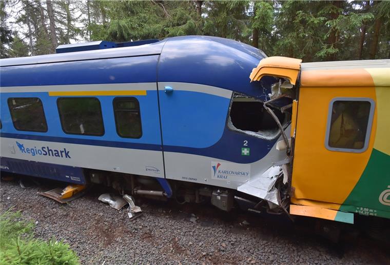Deutscher stirbt bei Zugunglück im tschechischen Erzgebirge Beim Frontalzusammenstoß zweier Personenzüge auf einer Strecke im Erzgebirge zwischen Tschechien und Deutschland hat es Tote und Verletzte gegeben.