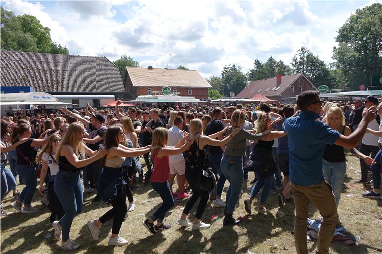 Frühtanz in Steinau: So fällt die Bilanz der Polizei aus Beim Frühtanz in Steinau herrschte auch 2019 eine ausgelassene Stimmung.