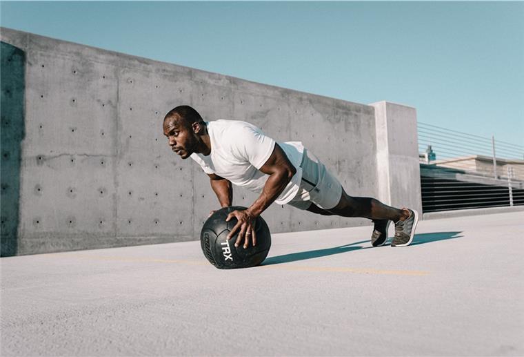 Sport mit Alltagsbewegungen Beim Functional Training wird mit dem eigenen Körper-gewicht gearbeitet, unter anderem mit Hilfe von Hanteln, Stangen oder auch Medizin- und Gymnastikbällen.