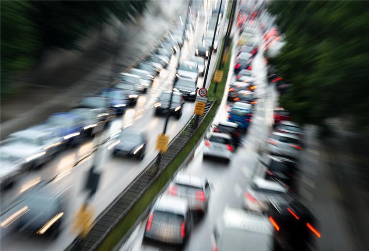 Klein, schnell, cool – so tickt die Gen Z am Steuer Autos fahren auf einer Autobahn. Zwischen den Generationen gibt es Unterschiede bei den Vorlieben.