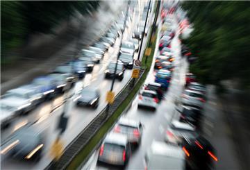 Autos fahren auf einer Autobahn. Zwischen den Generationen gibt es Unterschiede bei den Vorlieben. 