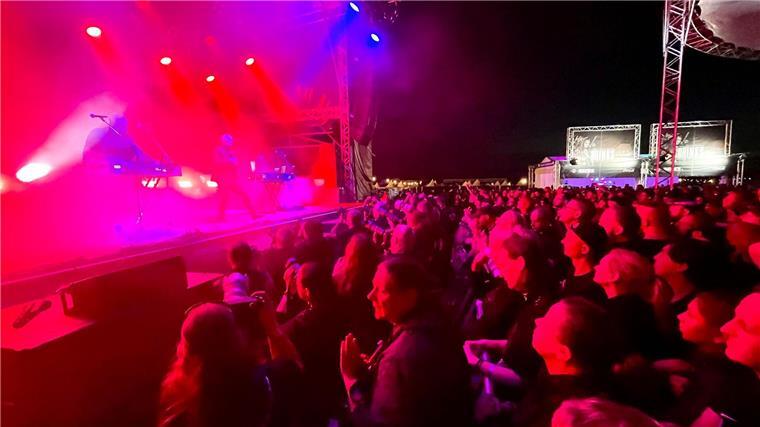 Beim Gothic-Festival M’era Luna 2022 ist die Band COVENANT auf der Bühne.