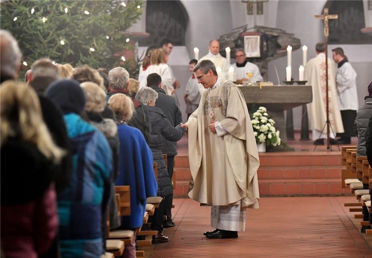 Beim Gottesdienst in der Herz-Jesu-Kirche Lehe sucht Bischof Dr. Heiner Wilmer die Nähe zu den Gläubigen. Anlässlich einer bischöflichen Konferenz ist Wilmer mit dem Domkapitel Hildesheim für vier Tage zu Besuch in Bremerhaven.