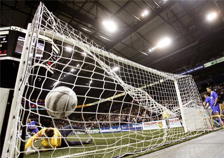 Fußball: Zwei Bremerhavener Teams starten beim Lotto-Masters Beim Hallenfußball in Bremen werden bestimmt viele Tore fallen.