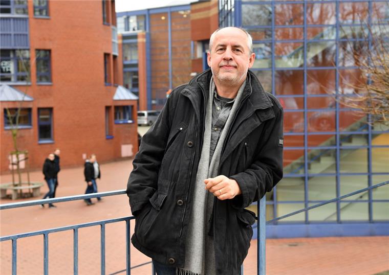 Bremerhaven: Jetzt droht Oscar-Gewinner Volker Engel selbst die Katastrophe Beim Heimaturlaub in Bremerhaven wird Oscar-Preisträger Volker Engel zu Professor Engel, wenn er an der Hochschule eine Vorlesung gibt. Bei allem bleibt die Sorge um sein Haus in Hollywood, in dessen Nähe verheerende Buschfeuer toben.