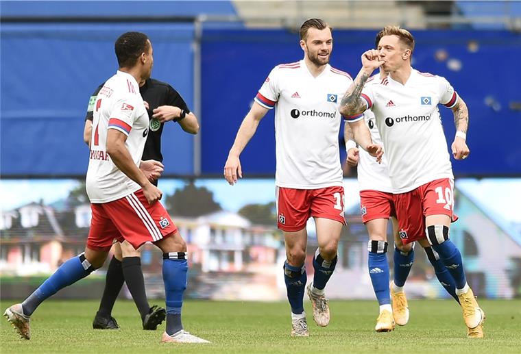 Peinliche Trikot-Panne beim HSV Beim Heimtrikot aus der vergangenen Saison ist der richtige Sponsorenname zu lesen.