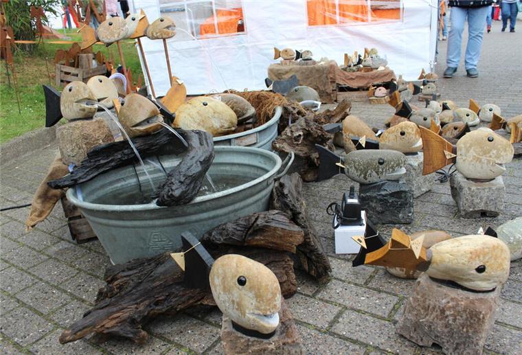 Auktion, musikalische Leckerbissen und Kuscheleinheiten Steinfische